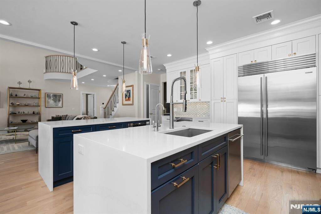 6 Bedroom Single Family Home/House's Image 10