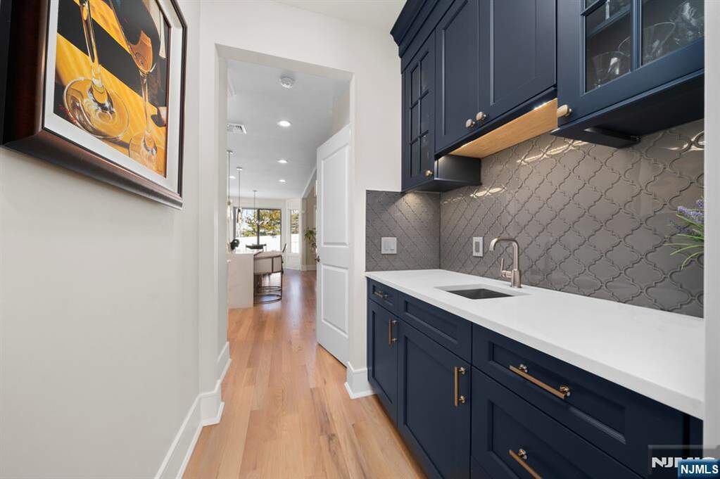 6 Bedroom Single Family Home/House's Image 11