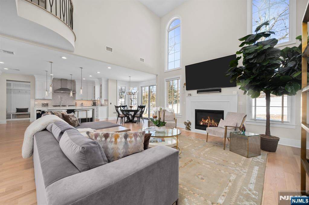 6 Bedroom Single Family Home/House's Image 13