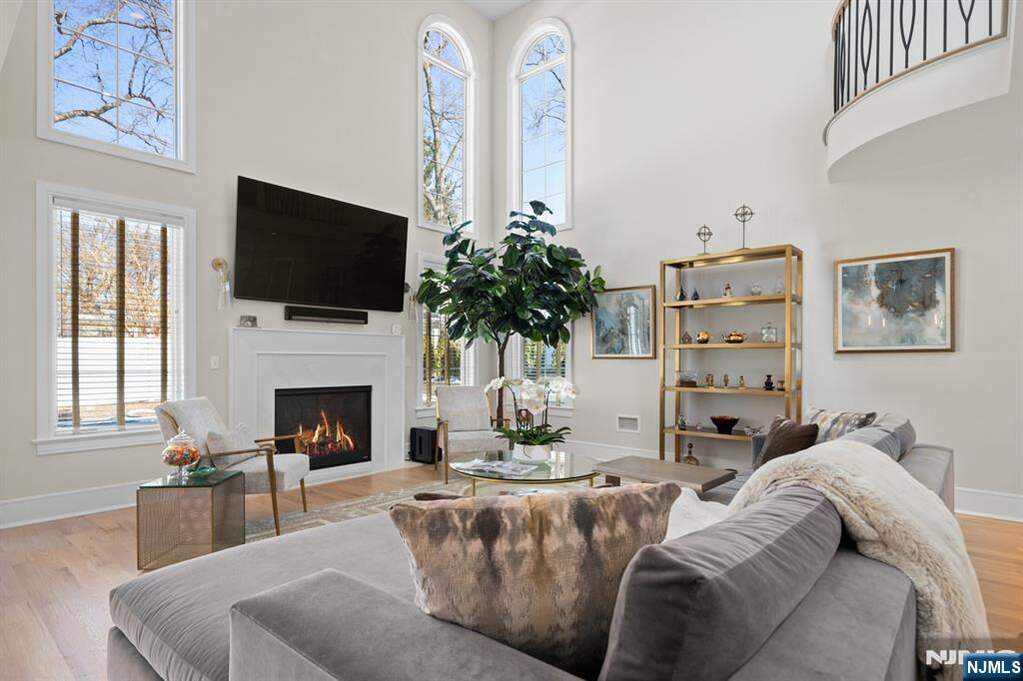 6 Bedroom Single Family Home/House's Image 14