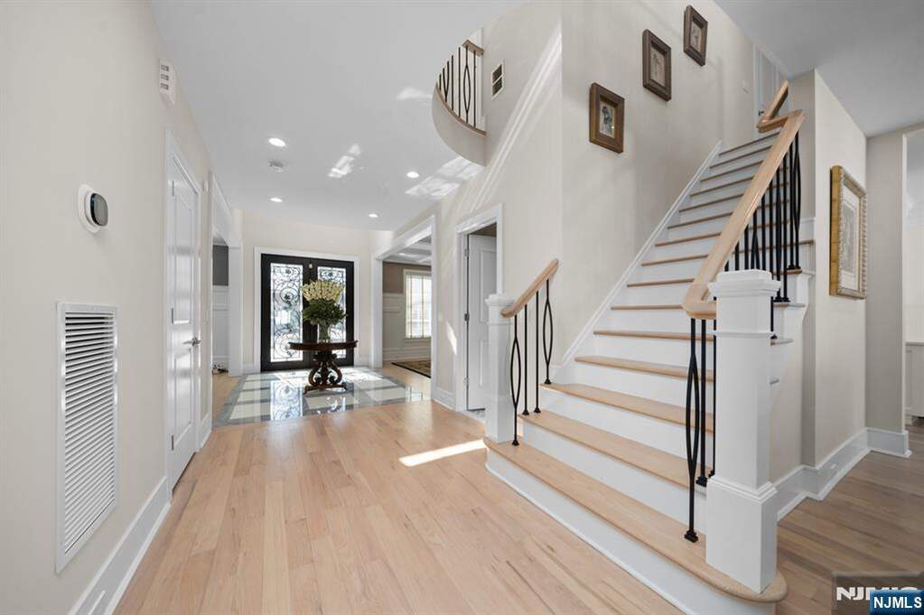 6 Bedroom Single Family Home/House's Image 16