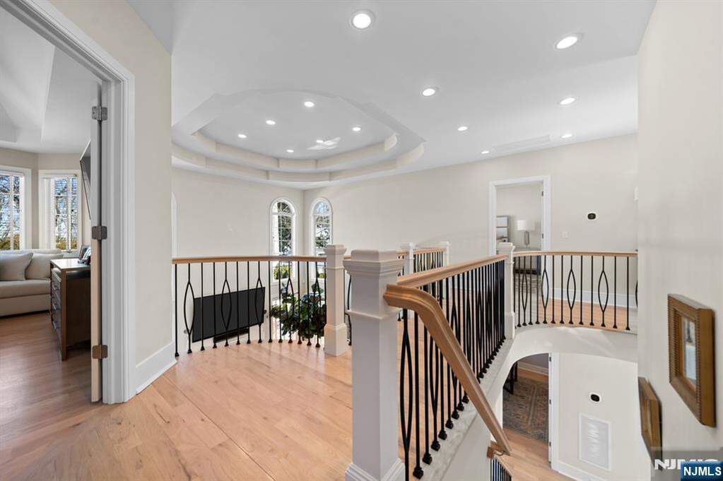 6 Bedroom Single Family Home/House's Image 18