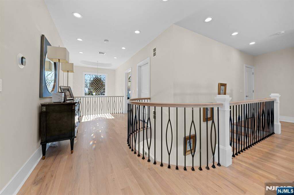 6 Bedroom Single Family Home/House's Image 19