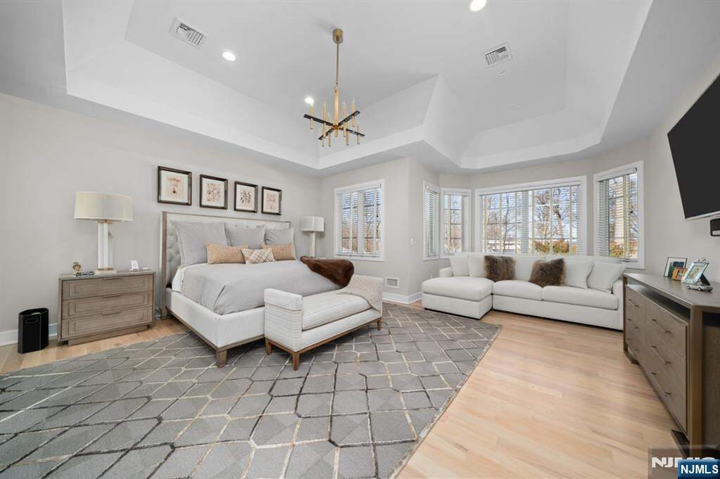 6 Bedroom Single Family Home/House's Image 20