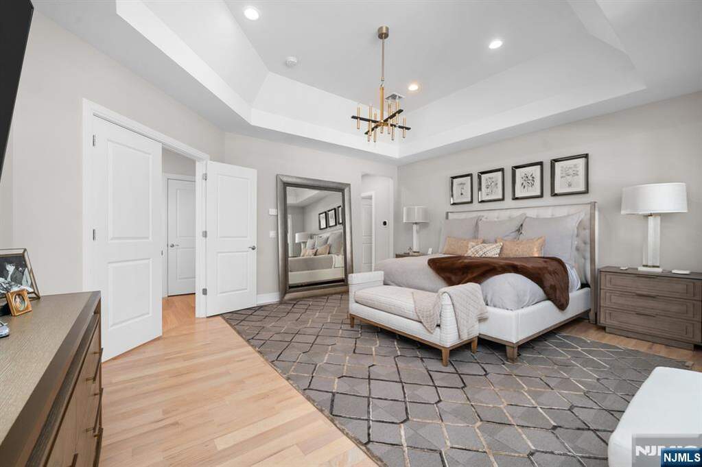 6 Bedroom Single Family Home/House's Image 21