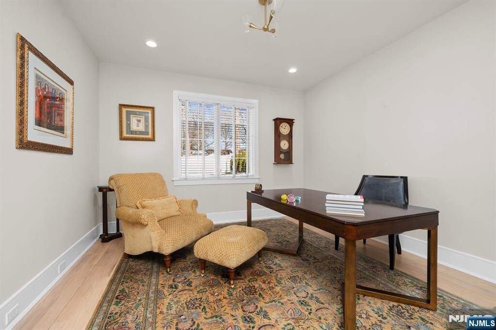 6 Bedroom Single Family Home/House's Image 27