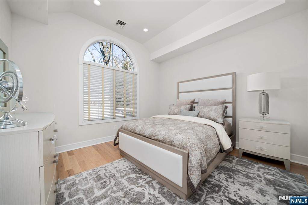 6 Bedroom Single Family Home/House's Image 29
