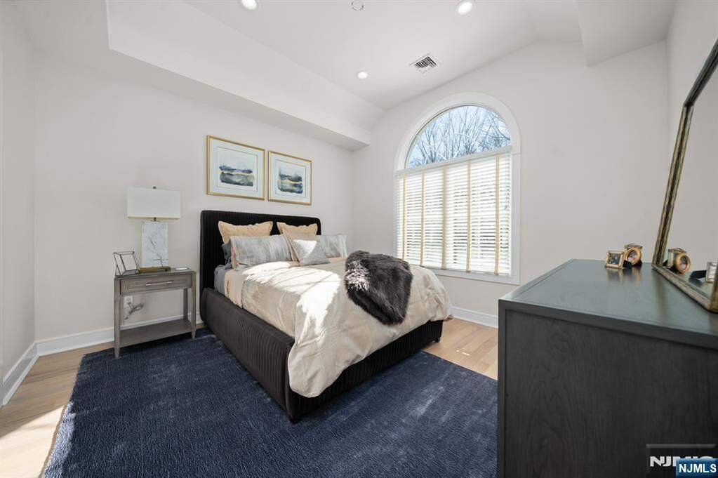 6 Bedroom Single Family Home/House's Image 33