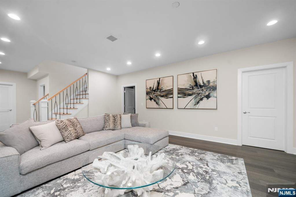 6 Bedroom Single Family Home/House's Image 38