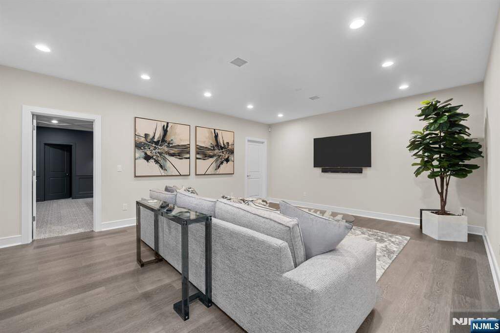 6 Bedroom Single Family Home/House's Image 39