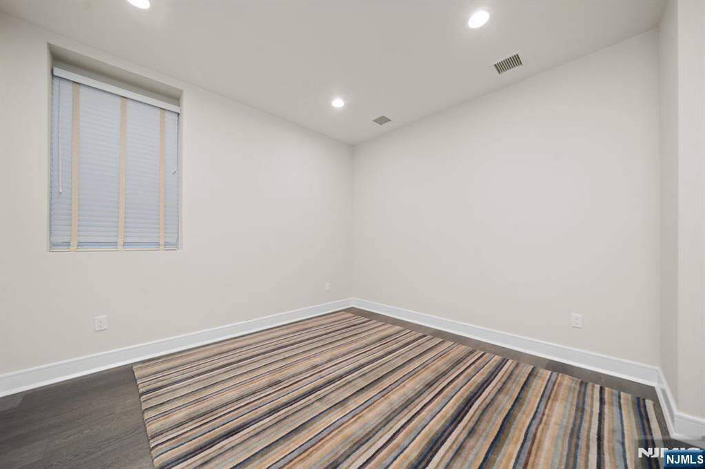 6 Bedroom Single Family Home/House's Image 46