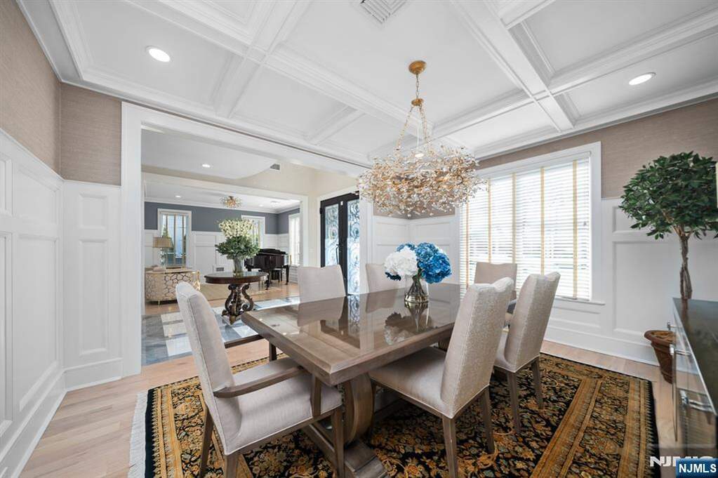 6 Bedroom Single Family Home/House's Image 4