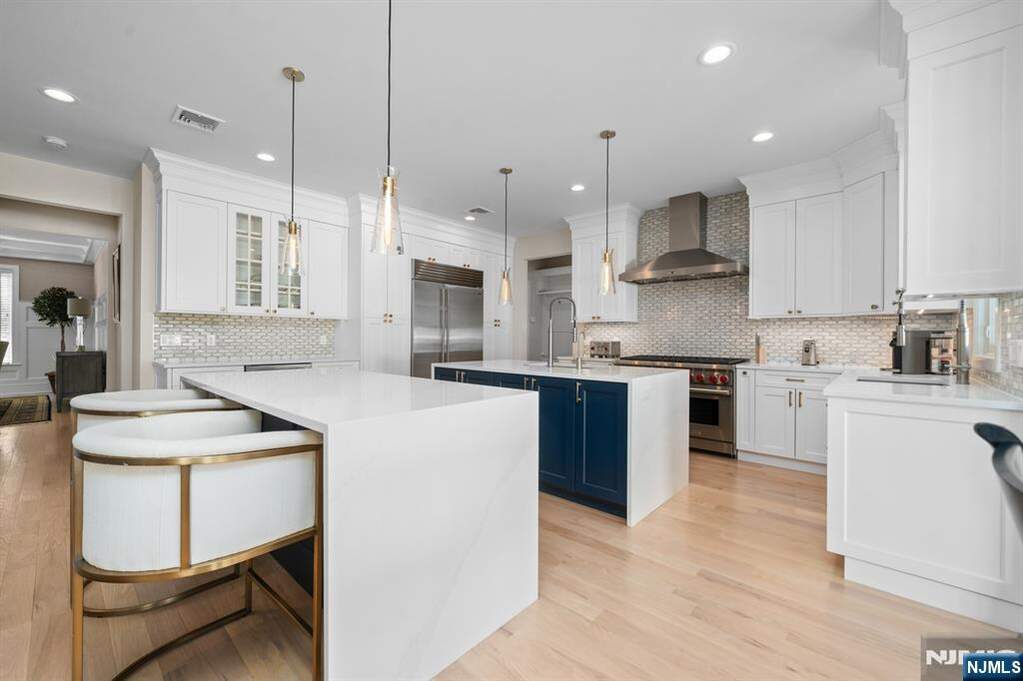 6 Bedroom Single Family Home/House's Image 6