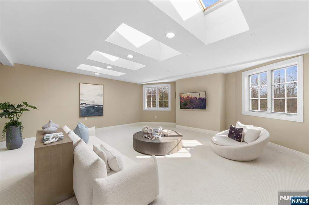 5 Bedroom Single Family Home/House's Image 39