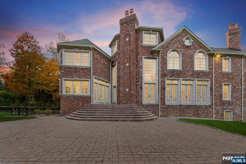 5 Bedroom Single Family Home/House's Image 43