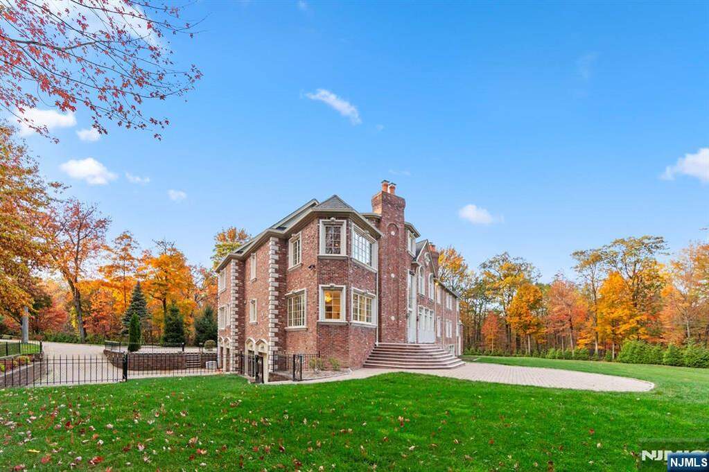 5 Bedroom Single Family Home/House's Image 47