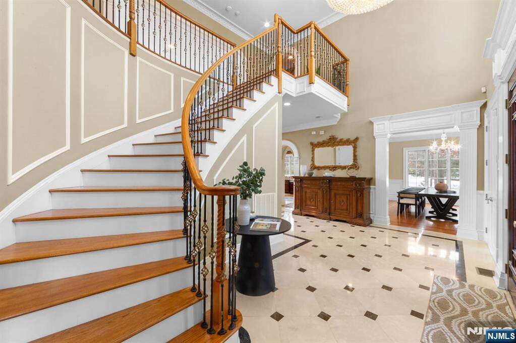 5 Bedroom Single Family Home/House's Image 3