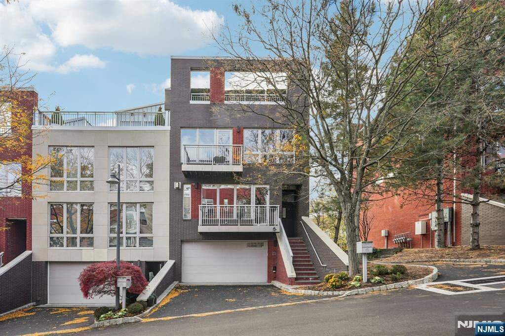 4 Bedroom Villa/Townhouse's Image 38