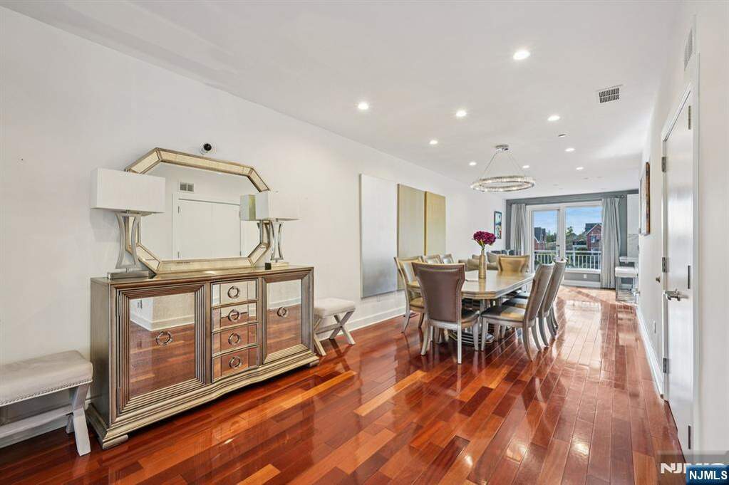 4 Bedroom Villa/Townhouse's Image 3