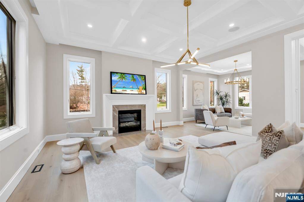 6 Bedroom Single Family Home/House's Image 7