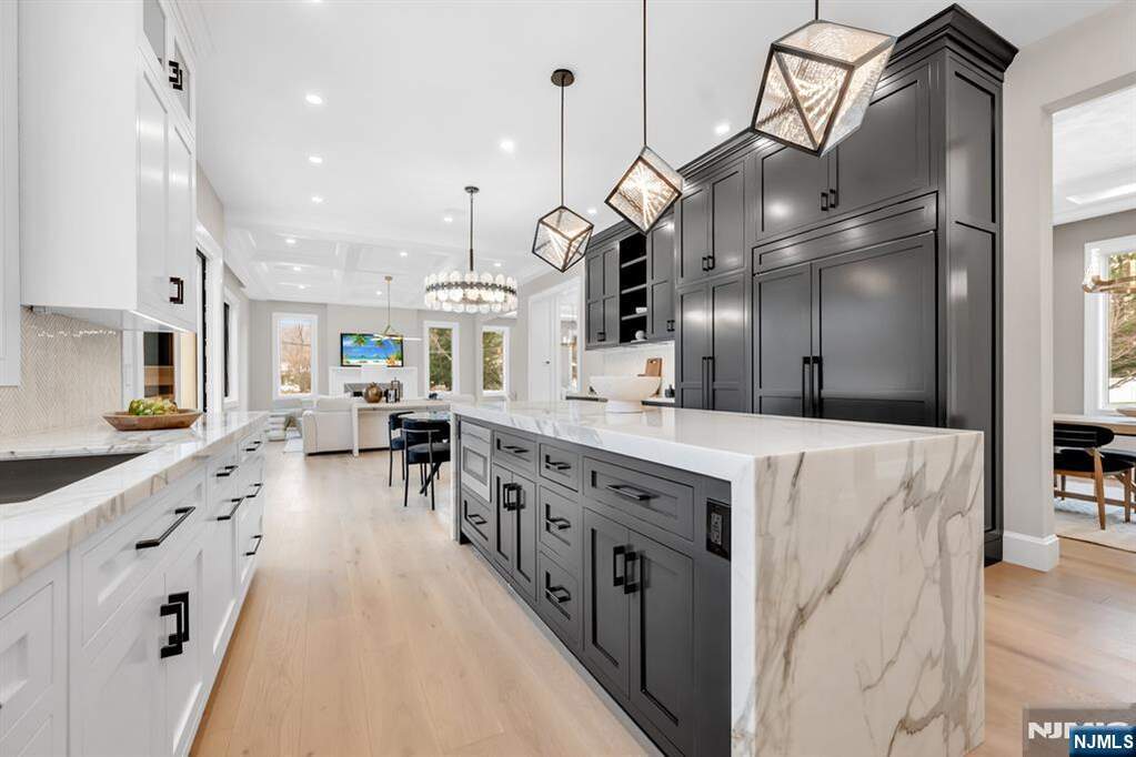6 Bedroom Single Family Home/House's Image 10