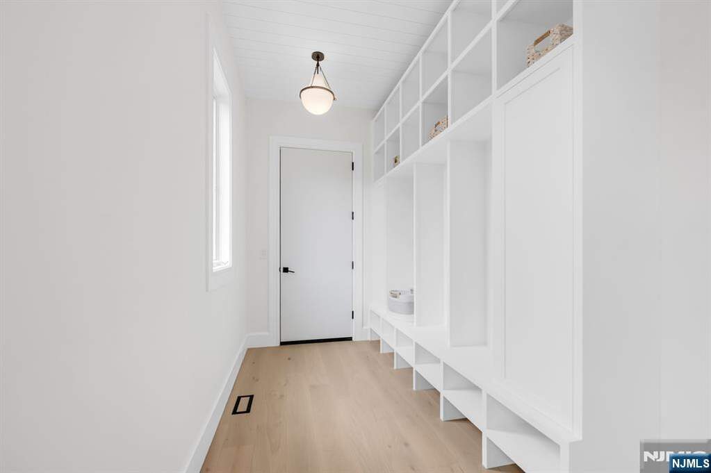 6 Bedroom Single Family Home/House's Image 19
