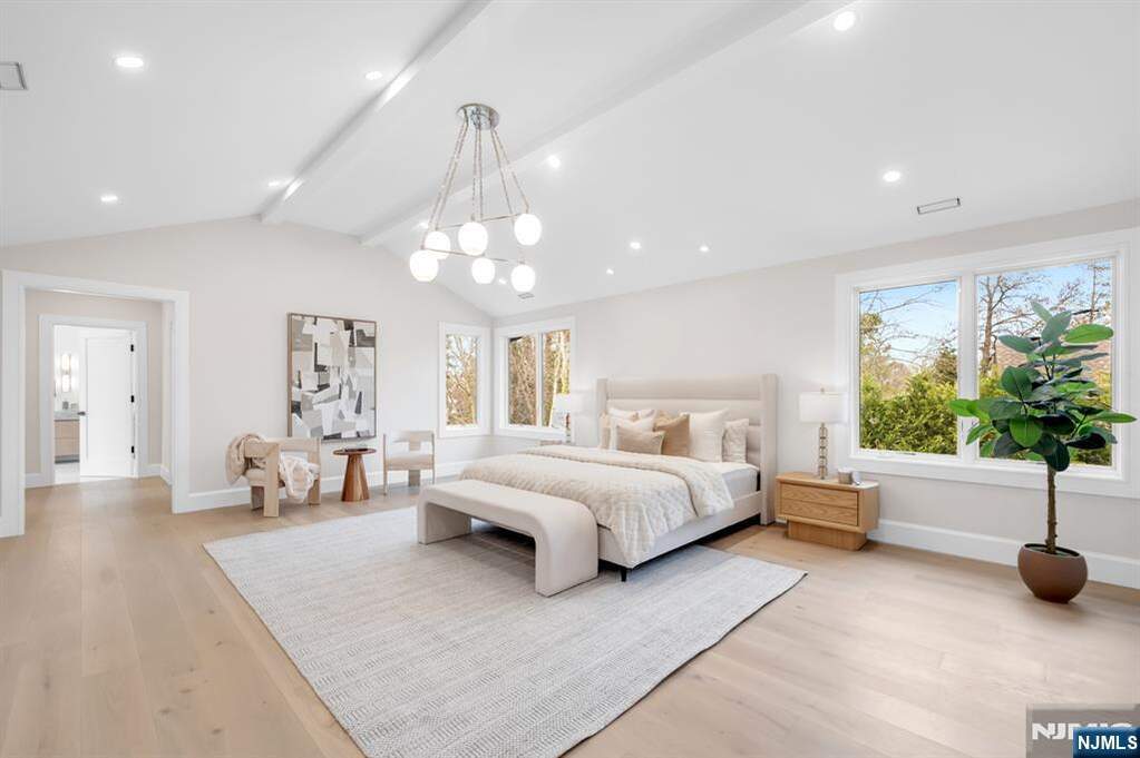 6 Bedroom Single Family Home/House's Image 22