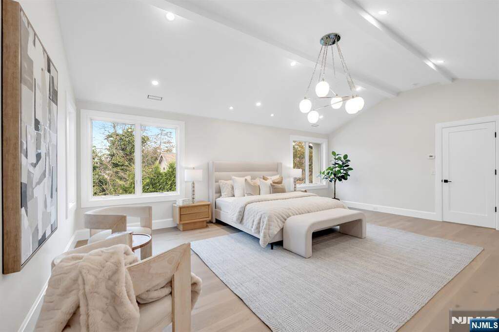 6 Bedroom Single Family Home/House's Image 24