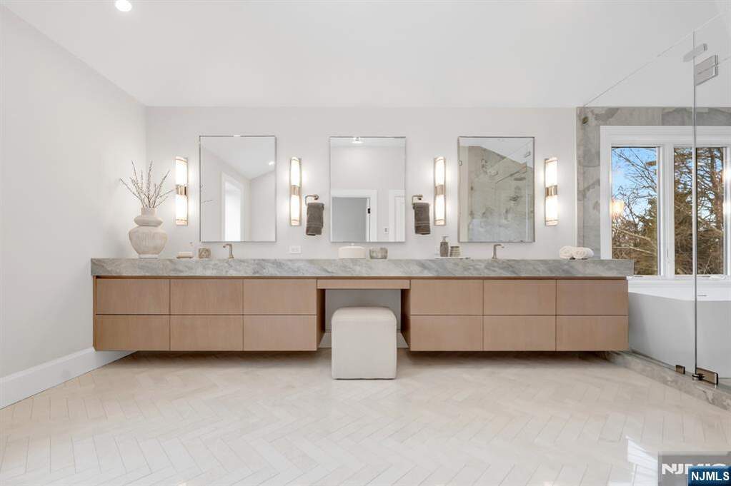 6 Bedroom Single Family Home/House's Image 26