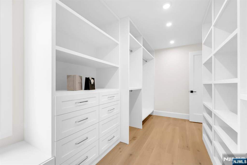 6 Bedroom Single Family Home/House's Image 30