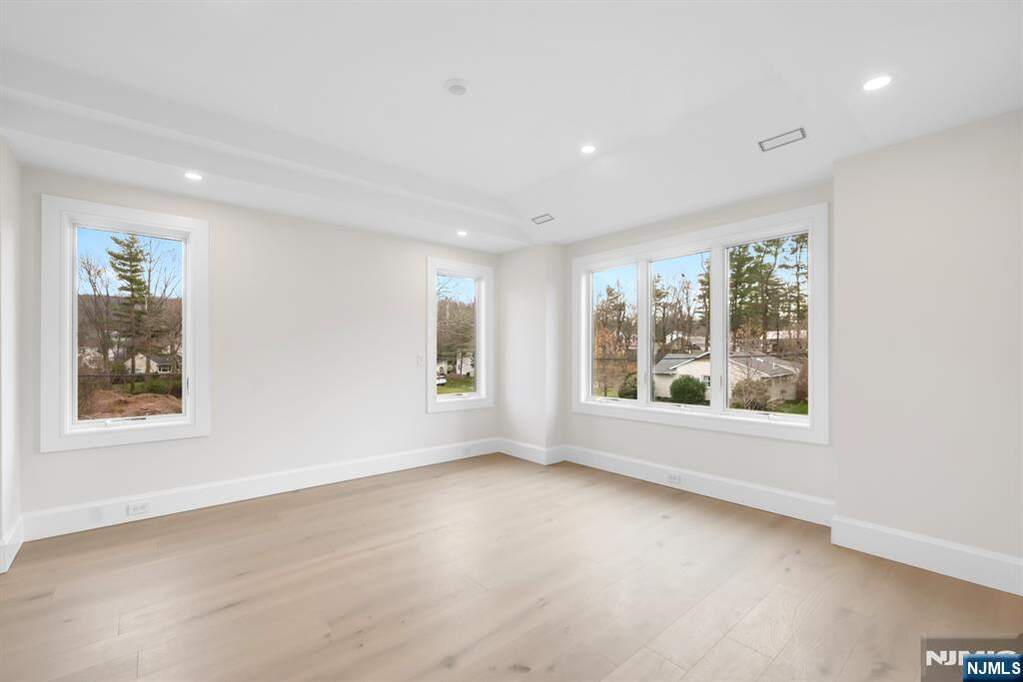 6 Bedroom Single Family Home/House's Image 31
