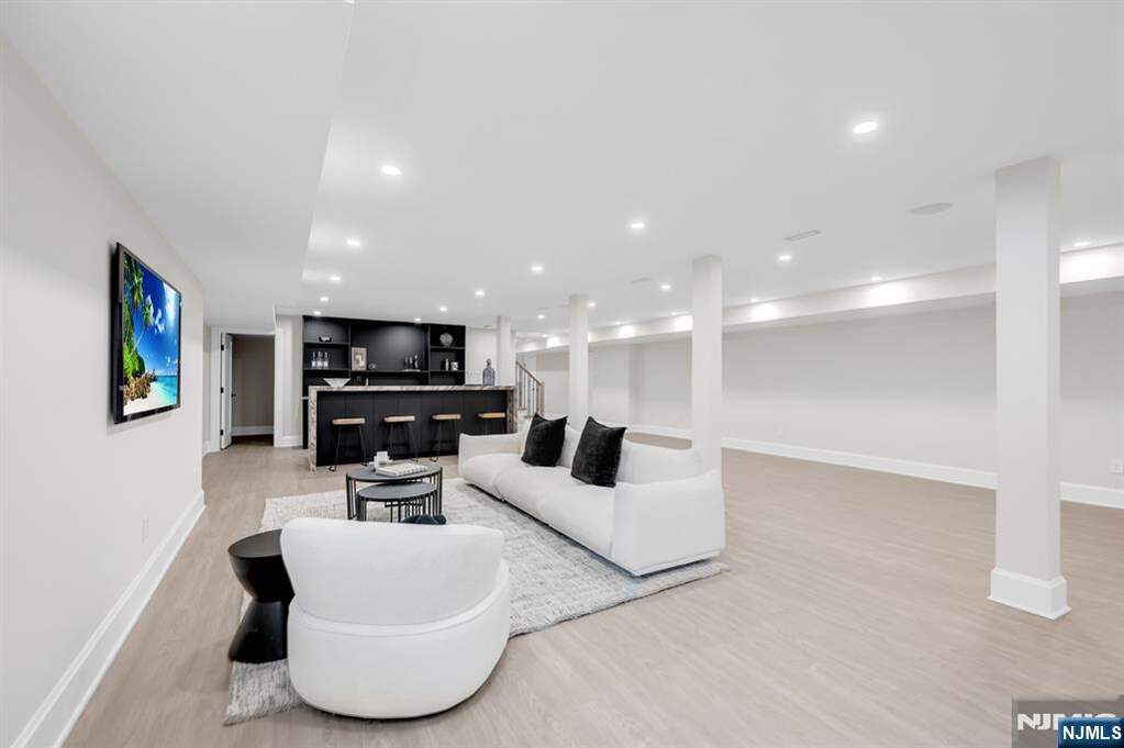 6 Bedroom Single Family Home/House's Image 38