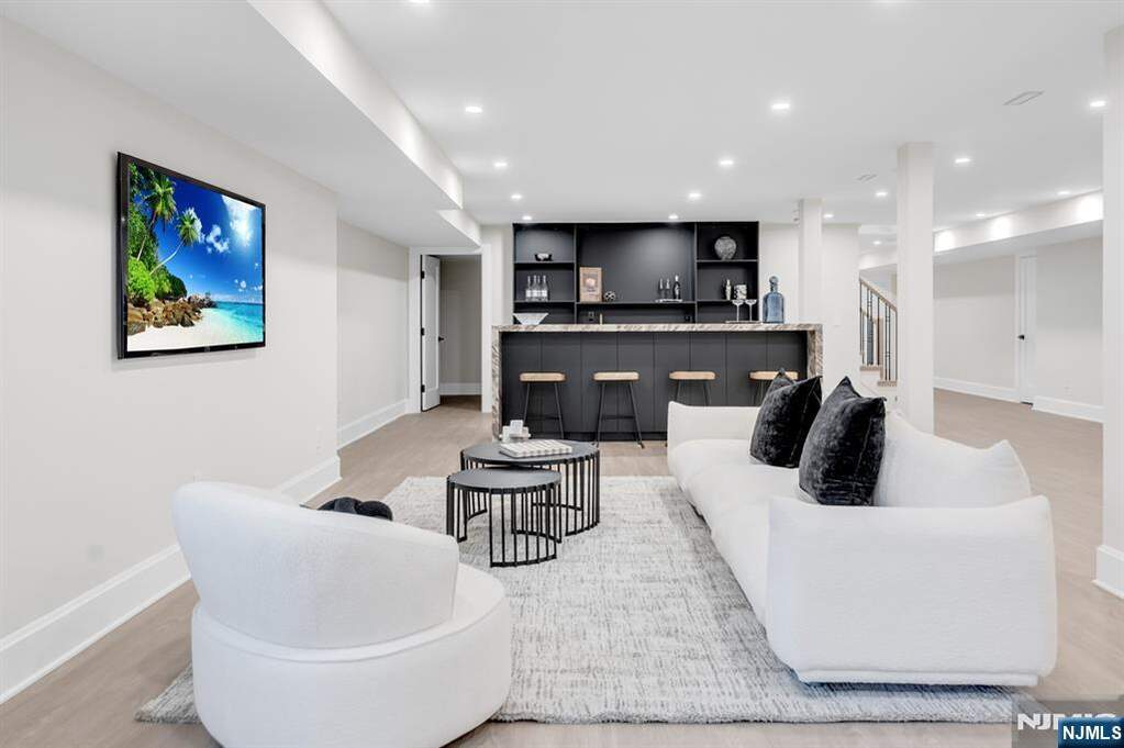 6 Bedroom Single Family Home/House's Image 39