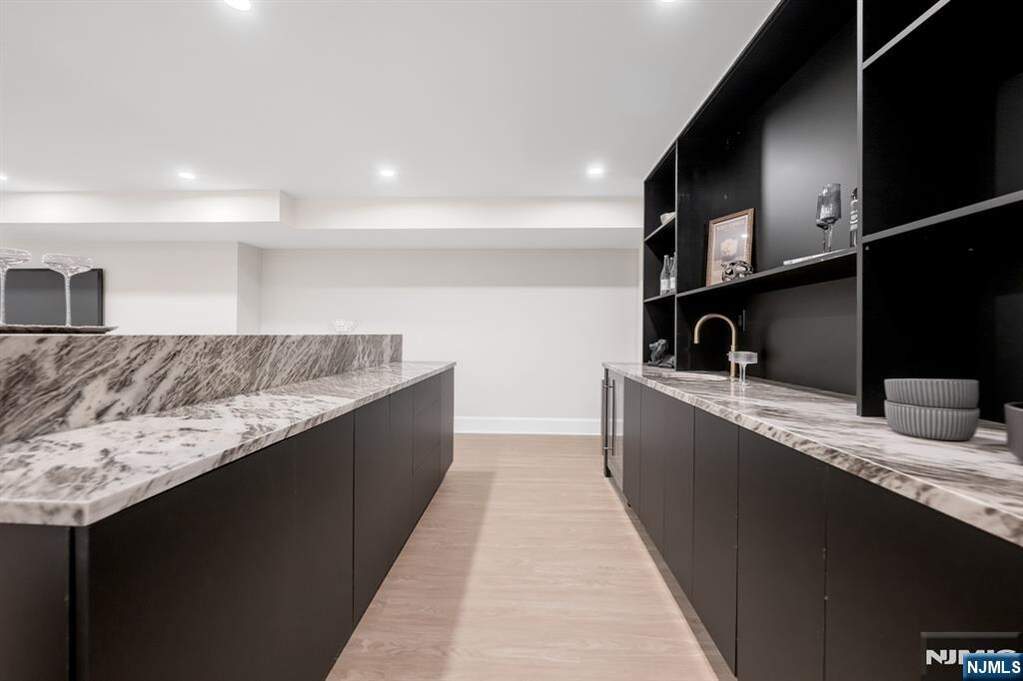 6 Bedroom Single Family Home/House's Image 43