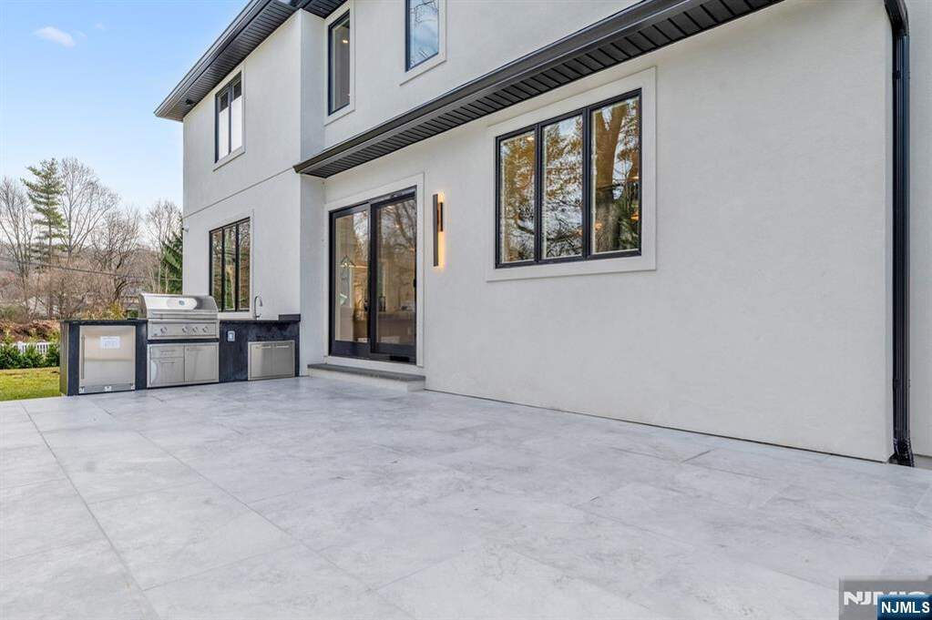 6 Bedroom Single Family Home/House's Image 45