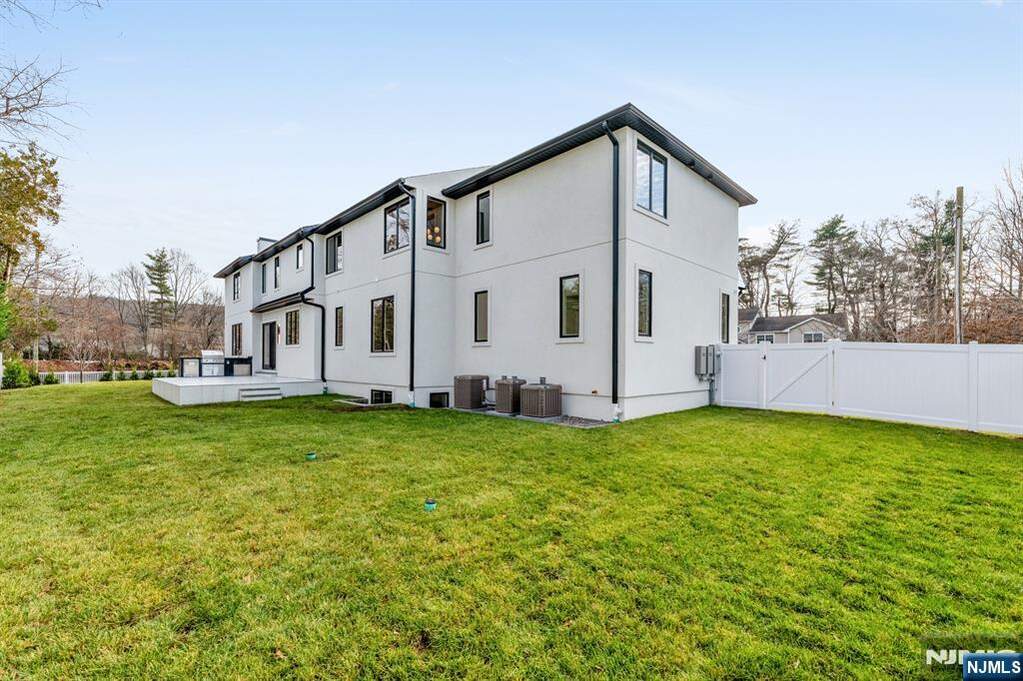 6 Bedroom Single Family Home/House's Image 47