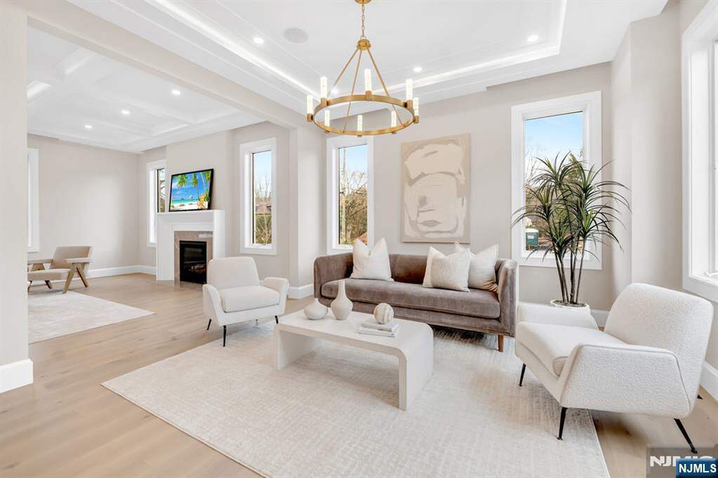 6 Bedroom Single Family Home/House's Image 4