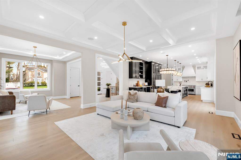 6 Bedroom Single Family Home/House's Image 6