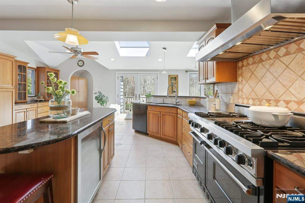 4 Bedroom Single Family Home/House's Image 9