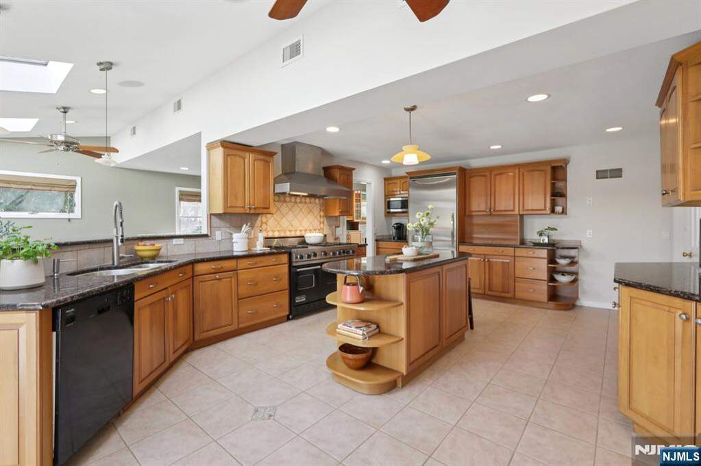 4 Bedroom Single Family Home/House's Image 11
