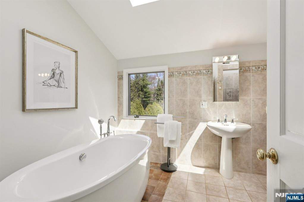 4 Bedroom Single Family Home/House's Image 19