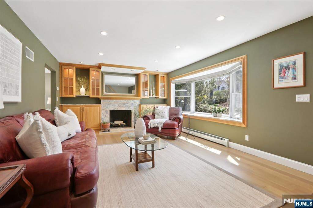 4 Bedroom Single Family Home/House's Image 4