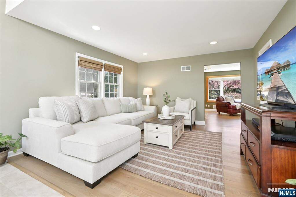 4 Bedroom Single Family Home/House's Image 6