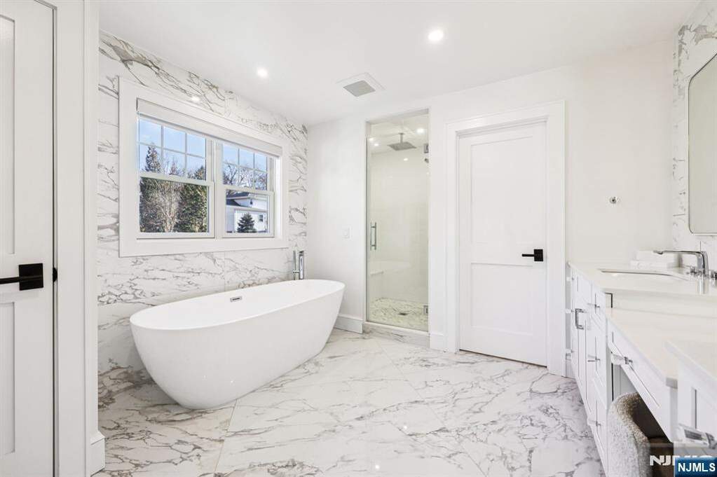 5 Bedroom Single Family Home/House's Image 36