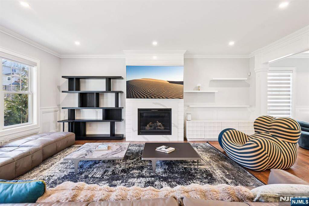 5 Bedroom Single Family Home/House's Image 3