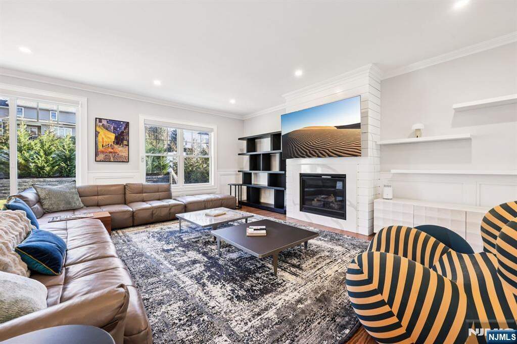 5 Bedroom Single Family Home/House's Image 4