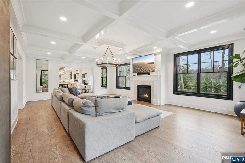 6 Bedroom Single Family Home/House's Image 7