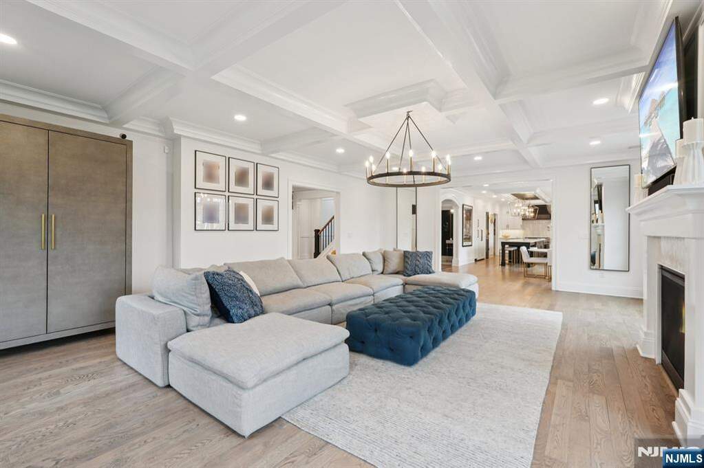 6 Bedroom Single Family Home/House's Image 8