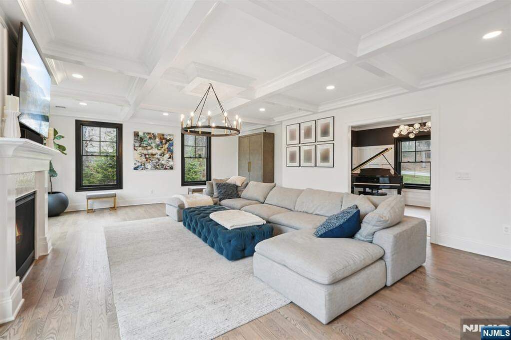 6 Bedroom Single Family Home/House's Image 9