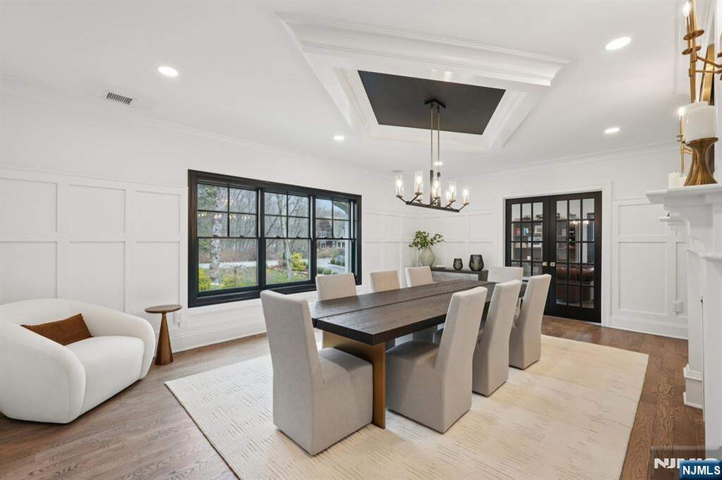 6 Bedroom Single Family Home/House's Image 10